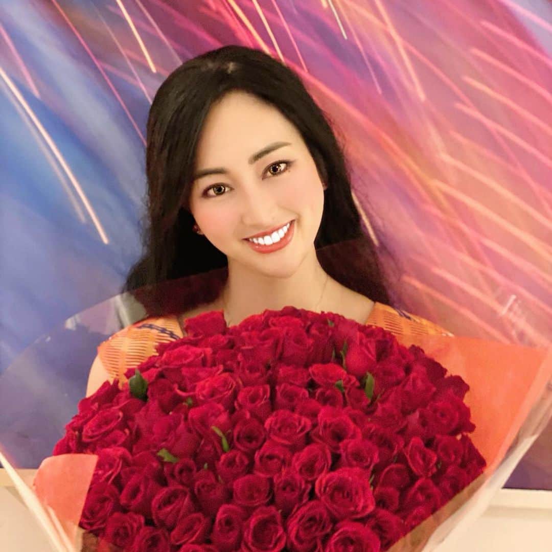 筒井菜月のインスタグラム：「【結婚一周年記念日を振り返って】 〜結婚を信じられなかった私が、結婚って最高💕と思えるようになるまで〜  夫と結婚して一周年が立ちました🥰💒💍 一周年記念日はディズニーからカンテサンス、そして永遠に愛をという意味のある108本の薔薇の花束とプレゼントの提案資料を頂きました❤️ わざわざホテルの部屋に薔薇を発注し、忙しい中プレゼン資料を用意してくれる夫のサプライズ力に感動です😭さすが仕事のできる人は違う‼️（笑）  マッチングアプリで出会って1週間でスピード婚約をしたので、当時はこれといったプロポーズも無くあっという間に1年が過ぎていきましたが、それを気にしてくれて、一周年記念にプロポーズを企画してくれた夫に心から感謝です😍  夫と結婚するまでは、結婚に憧れながらも、結婚というものを全く信じられませんでした。  幼い頃は毎日喧嘩してお互いを無視し合っている両親に挟まれ、夫婦間の伝書バトのように扱われ、潜在意識に結婚に対してのマイナスイメージが刷り込まれていた気がします😞  社会に出てからは既婚者なのに不倫相手を探している人を見るたびに「何の為にこの人達は結婚してるんだろう。奥さんの気持ちは考えないのかな？」と結婚に対して更に疑問が湧きました🙃  でも、今は心から「結婚って最高だよ‼️」とみんなに声を大にして伝えられます🥰  親が離婚しているとその子供の離婚率も高いと言われていますが、その説は違うと全力で証明したいと思います‼️ 大変な事を乗り越えたからこそ、絶対に夫婦円満で幸せでいられると確信しています。  これからもどんな時も夫と向き合い、誠実に、助け合い、全力で愛を伝えて行くことを誓います💕💕💕 私は夫と出逢うまで半年間の間に、約100名の方とお見合いしました。その間に周りからは冷やかされたり、相手に傷つけられたりあらゆる事がありました😢  それでもめげずにチャレンジし、探しつつけたからこそ今の幸せがあるのだと思います❤️ 今や王子様は自分から見つけに行く時代。  どんなに待っていても白馬に乗って現れないし、りんご食べて寝ていてもキスして起こしてはくれませんよ（笑）  受動的では無く能動的に、主体性を持って生きる。これは全ての事に共通する成功の為のキーワードです。  あなたが、本当に手に入れたいものは何ですか？  2020年、幸せは自分で掴みに行きましょう❤️❤️❤️ #wedding #happiness #happy #love #smile #hasselblad #family #家族 #愛 #幸せ #結婚 #結婚記念日 #開運道アドバイザー #開運 #運命 #菜月 #PASONA #SATORI電話占い #占い」