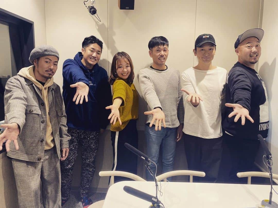 BUCCIさんのインスタグラム写真 - (BUCCIInstagram)「昨日のアリオ倉敷でのTouch the Journey 楽しかった👍 寒い中集まって僕らの事を見てくれてありがとうございました🙇‍♂️ そして昨日はラジオまで出して頂いて、、、 1枚目・・・来てくれたみんなとハイポーズ✨ 2枚目・・・昔の若い女子がこんなポーズしてたような、、みたいな💥 3枚目・・・握手よりハイタッチの方が子供はしやすいんかな？でも時々全力でしてくる男子がいてる、、、手取れてまうわ‼️ 4枚目・・・沢山の人が寒い中集まってくれました✨ 5枚目・・・子供も沢山いてたなー😄 6枚目・・・いてたなー‼️ 7枚目・・・そして男の背中ーーードーン💥 8枚目・・・従兄弟からもらった神バナナ✨ 9枚目・・・こんなバナナ初めて見た‼️ と 昨日の写真を見ながらまた一つ楽しい思い出が出来て嬉しく思っている今日✨ 今年最後のライブを見てもらえて本当によかった✋ ありがとうー✨ また近くでライブがある時は是非遊びに来て下さい🙇‍♂️ それじゃ✋チャオ #etking #bucci #アリオ倉敷 #fm岡山 #上場瞳 さん#touchthejourney #老若男女 #神バナナ #テンションあがるやつ #ラストライブ #良いお年を #チャオって急に使う #今日くらいはいいでしょう」12月29日 11時54分 - bucci04et