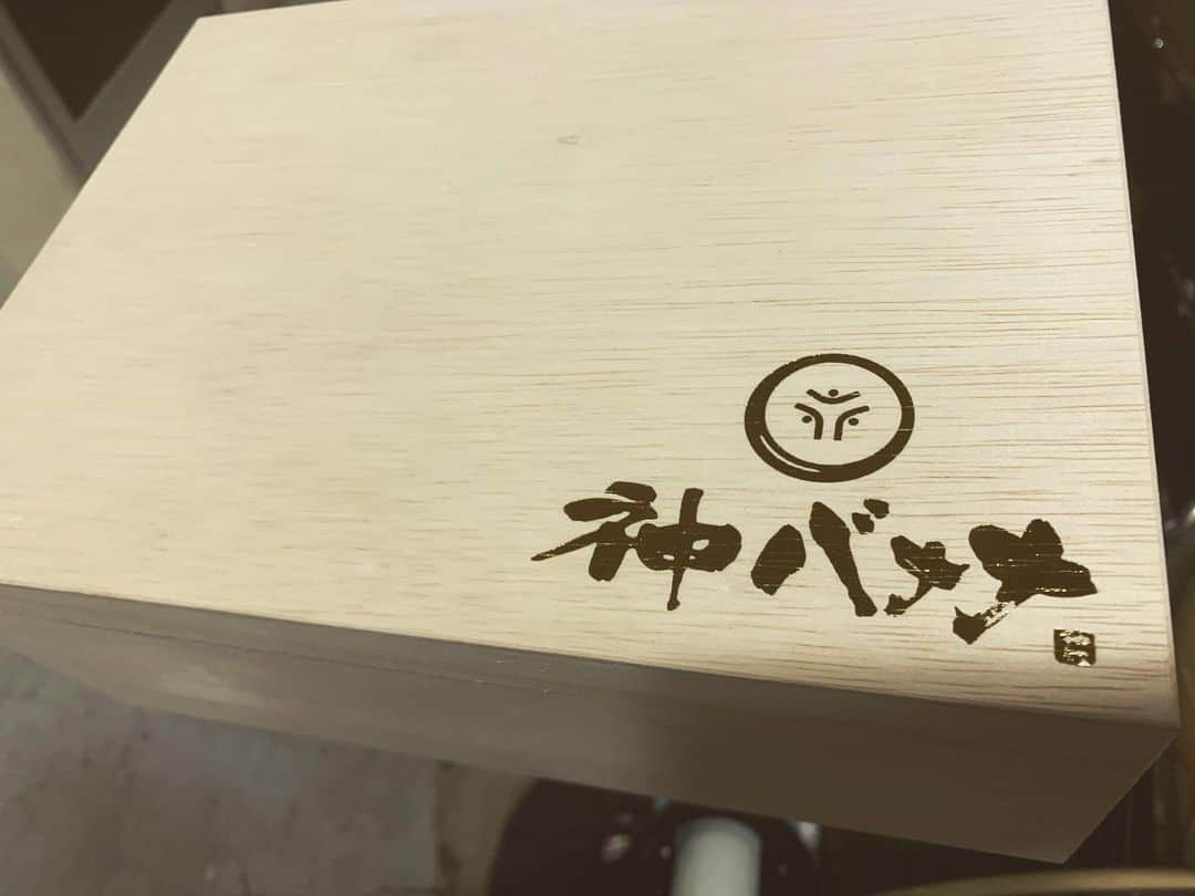 BUCCIさんのインスタグラム写真 - (BUCCIInstagram)「昨日のアリオ倉敷でのTouch the Journey 楽しかった👍 寒い中集まって僕らの事を見てくれてありがとうございました🙇‍♂️ そして昨日はラジオまで出して頂いて、、、 1枚目・・・来てくれたみんなとハイポーズ✨ 2枚目・・・昔の若い女子がこんなポーズしてたような、、みたいな💥 3枚目・・・握手よりハイタッチの方が子供はしやすいんかな？でも時々全力でしてくる男子がいてる、、、手取れてまうわ‼️ 4枚目・・・沢山の人が寒い中集まってくれました✨ 5枚目・・・子供も沢山いてたなー😄 6枚目・・・いてたなー‼️ 7枚目・・・そして男の背中ーーードーン💥 8枚目・・・従兄弟からもらった神バナナ✨ 9枚目・・・こんなバナナ初めて見た‼️ と 昨日の写真を見ながらまた一つ楽しい思い出が出来て嬉しく思っている今日✨ 今年最後のライブを見てもらえて本当によかった✋ ありがとうー✨ また近くでライブがある時は是非遊びに来て下さい🙇‍♂️ それじゃ✋チャオ #etking #bucci #アリオ倉敷 #fm岡山 #上場瞳 さん#touchthejourney #老若男女 #神バナナ #テンションあがるやつ #ラストライブ #良いお年を #チャオって急に使う #今日くらいはいいでしょう」12月29日 11時54分 - bucci04et