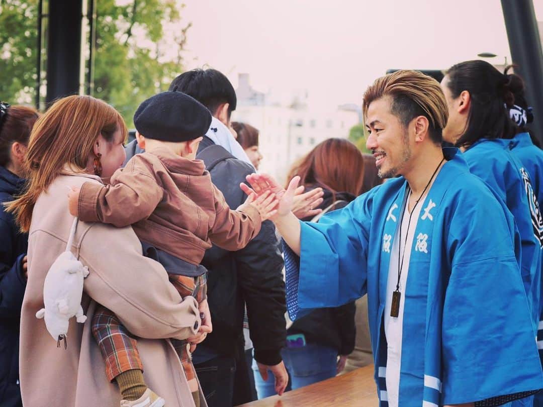 BUCCIさんのインスタグラム写真 - (BUCCIInstagram)「昨日のアリオ倉敷でのTouch the Journey 楽しかった👍 寒い中集まって僕らの事を見てくれてありがとうございました🙇‍♂️ そして昨日はラジオまで出して頂いて、、、 1枚目・・・来てくれたみんなとハイポーズ✨ 2枚目・・・昔の若い女子がこんなポーズしてたような、、みたいな💥 3枚目・・・握手よりハイタッチの方が子供はしやすいんかな？でも時々全力でしてくる男子がいてる、、、手取れてまうわ‼️ 4枚目・・・沢山の人が寒い中集まってくれました✨ 5枚目・・・子供も沢山いてたなー😄 6枚目・・・いてたなー‼️ 7枚目・・・そして男の背中ーーードーン💥 8枚目・・・従兄弟からもらった神バナナ✨ 9枚目・・・こんなバナナ初めて見た‼️ と 昨日の写真を見ながらまた一つ楽しい思い出が出来て嬉しく思っている今日✨ 今年最後のライブを見てもらえて本当によかった✋ ありがとうー✨ また近くでライブがある時は是非遊びに来て下さい🙇‍♂️ それじゃ✋チャオ #etking #bucci #アリオ倉敷 #fm岡山 #上場瞳 さん#touchthejourney #老若男女 #神バナナ #テンションあがるやつ #ラストライブ #良いお年を #チャオって急に使う #今日くらいはいいでしょう」12月29日 11時54分 - bucci04et