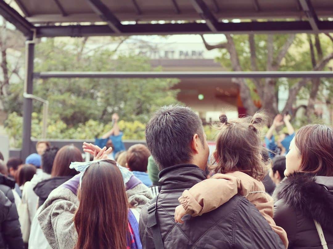 BUCCIさんのインスタグラム写真 - (BUCCIInstagram)「昨日のアリオ倉敷でのTouch the Journey 楽しかった👍 寒い中集まって僕らの事を見てくれてありがとうございました🙇‍♂️ そして昨日はラジオまで出して頂いて、、、 1枚目・・・来てくれたみんなとハイポーズ✨ 2枚目・・・昔の若い女子がこんなポーズしてたような、、みたいな💥 3枚目・・・握手よりハイタッチの方が子供はしやすいんかな？でも時々全力でしてくる男子がいてる、、、手取れてまうわ‼️ 4枚目・・・沢山の人が寒い中集まってくれました✨ 5枚目・・・子供も沢山いてたなー😄 6枚目・・・いてたなー‼️ 7枚目・・・そして男の背中ーーードーン💥 8枚目・・・従兄弟からもらった神バナナ✨ 9枚目・・・こんなバナナ初めて見た‼️ と 昨日の写真を見ながらまた一つ楽しい思い出が出来て嬉しく思っている今日✨ 今年最後のライブを見てもらえて本当によかった✋ ありがとうー✨ また近くでライブがある時は是非遊びに来て下さい🙇‍♂️ それじゃ✋チャオ #etking #bucci #アリオ倉敷 #fm岡山 #上場瞳 さん#touchthejourney #老若男女 #神バナナ #テンションあがるやつ #ラストライブ #良いお年を #チャオって急に使う #今日くらいはいいでしょう」12月29日 11時54分 - bucci04et
