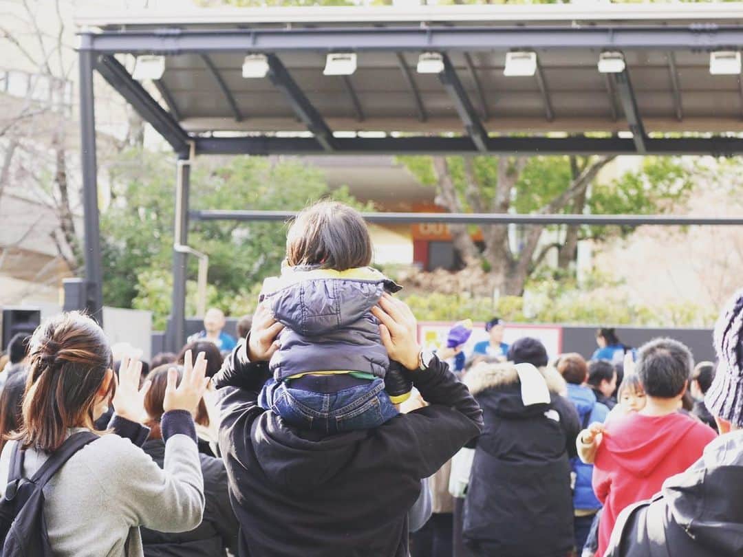 BUCCIさんのインスタグラム写真 - (BUCCIInstagram)「昨日のアリオ倉敷でのTouch the Journey 楽しかった👍 寒い中集まって僕らの事を見てくれてありがとうございました🙇‍♂️ そして昨日はラジオまで出して頂いて、、、 1枚目・・・来てくれたみんなとハイポーズ✨ 2枚目・・・昔の若い女子がこんなポーズしてたような、、みたいな💥 3枚目・・・握手よりハイタッチの方が子供はしやすいんかな？でも時々全力でしてくる男子がいてる、、、手取れてまうわ‼️ 4枚目・・・沢山の人が寒い中集まってくれました✨ 5枚目・・・子供も沢山いてたなー😄 6枚目・・・いてたなー‼️ 7枚目・・・そして男の背中ーーードーン💥 8枚目・・・従兄弟からもらった神バナナ✨ 9枚目・・・こんなバナナ初めて見た‼️ と 昨日の写真を見ながらまた一つ楽しい思い出が出来て嬉しく思っている今日✨ 今年最後のライブを見てもらえて本当によかった✋ ありがとうー✨ また近くでライブがある時は是非遊びに来て下さい🙇‍♂️ それじゃ✋チャオ #etking #bucci #アリオ倉敷 #fm岡山 #上場瞳 さん#touchthejourney #老若男女 #神バナナ #テンションあがるやつ #ラストライブ #良いお年を #チャオって急に使う #今日くらいはいいでしょう」12月29日 11時54分 - bucci04et