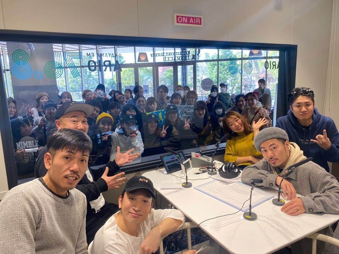 BUCCIさんのインスタグラム写真 - (BUCCIInstagram)「昨日のアリオ倉敷でのTouch the Journey 楽しかった👍 寒い中集まって僕らの事を見てくれてありがとうございました🙇‍♂️ そして昨日はラジオまで出して頂いて、、、 1枚目・・・来てくれたみんなとハイポーズ✨ 2枚目・・・昔の若い女子がこんなポーズしてたような、、みたいな💥 3枚目・・・握手よりハイタッチの方が子供はしやすいんかな？でも時々全力でしてくる男子がいてる、、、手取れてまうわ‼️ 4枚目・・・沢山の人が寒い中集まってくれました✨ 5枚目・・・子供も沢山いてたなー😄 6枚目・・・いてたなー‼️ 7枚目・・・そして男の背中ーーードーン💥 8枚目・・・従兄弟からもらった神バナナ✨ 9枚目・・・こんなバナナ初めて見た‼️ と 昨日の写真を見ながらまた一つ楽しい思い出が出来て嬉しく思っている今日✨ 今年最後のライブを見てもらえて本当によかった✋ ありがとうー✨ また近くでライブがある時は是非遊びに来て下さい🙇‍♂️ それじゃ✋チャオ #etking #bucci #アリオ倉敷 #fm岡山 #上場瞳 さん#touchthejourney #老若男女 #神バナナ #テンションあがるやつ #ラストライブ #良いお年を #チャオって急に使う #今日くらいはいいでしょう」12月29日 11時54分 - bucci04et
