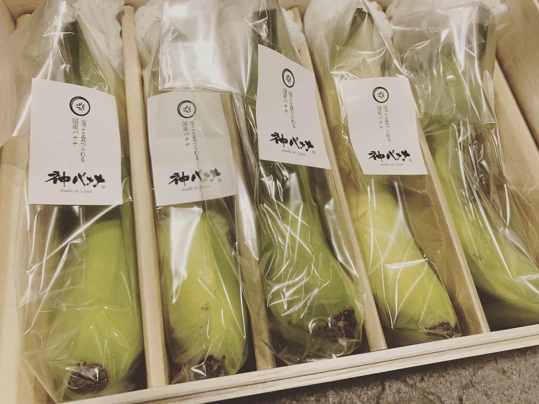 BUCCIさんのインスタグラム写真 - (BUCCIInstagram)「昨日のアリオ倉敷でのTouch the Journey 楽しかった👍 寒い中集まって僕らの事を見てくれてありがとうございました🙇‍♂️ そして昨日はラジオまで出して頂いて、、、 1枚目・・・来てくれたみんなとハイポーズ✨ 2枚目・・・昔の若い女子がこんなポーズしてたような、、みたいな💥 3枚目・・・握手よりハイタッチの方が子供はしやすいんかな？でも時々全力でしてくる男子がいてる、、、手取れてまうわ‼️ 4枚目・・・沢山の人が寒い中集まってくれました✨ 5枚目・・・子供も沢山いてたなー😄 6枚目・・・いてたなー‼️ 7枚目・・・そして男の背中ーーードーン💥 8枚目・・・従兄弟からもらった神バナナ✨ 9枚目・・・こんなバナナ初めて見た‼️ と 昨日の写真を見ながらまた一つ楽しい思い出が出来て嬉しく思っている今日✨ 今年最後のライブを見てもらえて本当によかった✋ ありがとうー✨ また近くでライブがある時は是非遊びに来て下さい🙇‍♂️ それじゃ✋チャオ #etking #bucci #アリオ倉敷 #fm岡山 #上場瞳 さん#touchthejourney #老若男女 #神バナナ #テンションあがるやつ #ラストライブ #良いお年を #チャオって急に使う #今日くらいはいいでしょう」12月29日 11時54分 - bucci04et