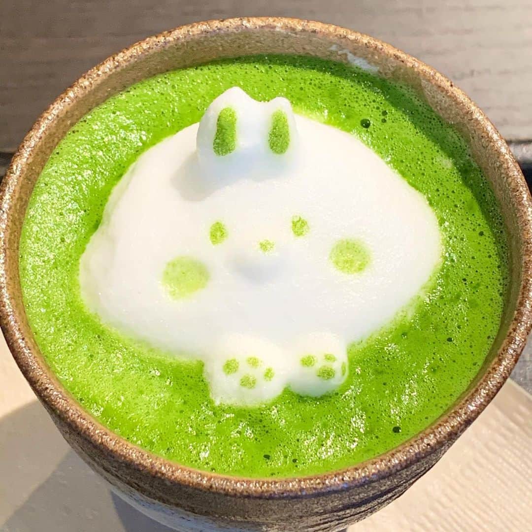 紀伊さつきのインスタグラム：「今年最後のおでかけは、先輩方と☺️👏🏻 恒例となりつつある、御金神社に行ってきました！ 前回は#桜井ういよ 先輩が大大吉でしたが 今回は#徳田祐介 先輩がお見事大大吉！ 紀伊は小吉、黙って輝く女になります😂 おふたりともお忙しいのに京都まで来てくださって嬉しい☺️ ありがとうございます✨ おいしいお抹茶も❤️ごちそうさまでした！ ・ #京都 #御金神社 #御金みくじ #大大吉  #茶寮翠泉 #抹茶ラテ #3Dアート」
