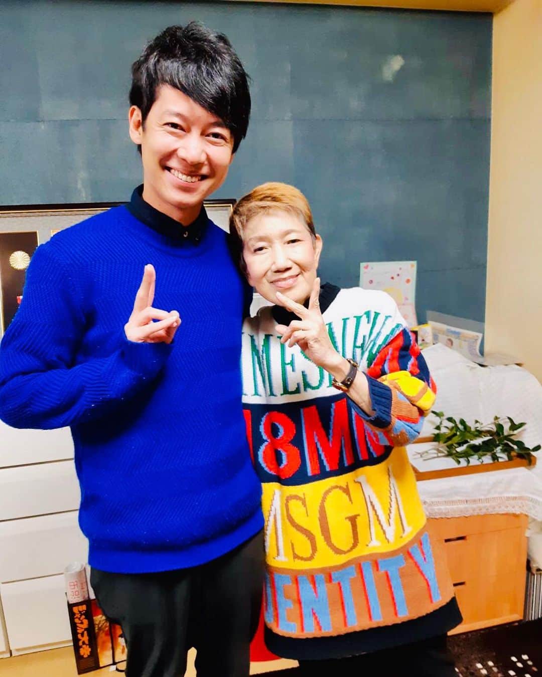 松阪ゆうきのインスタグラム：「昨日は、 水前寺清子さんのお宅にご挨拶。  毎年恒例のお餅付きにお伺いしてきました。  沢山の方にお会い出来て良かったです＾＾ サンスポだっけな？ 今日記事になるって言ってましたので、良かったらご覧ください^ ^  水前寺さん 来年も宜しくお願い致します🤲  #松阪ゆうき #水前寺清子 さん #餅つき #旭日小綬章 #令和元年 #令和夢追い太鼓」