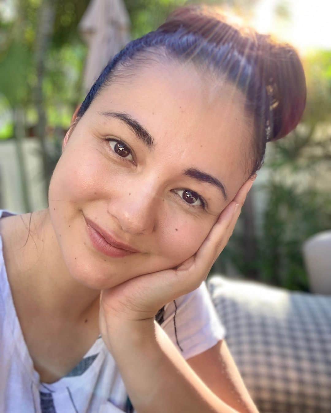 エリナ シルカのインスタグラム：「Enjoying the sun while I can 🌞 ハワイに帰るとのんびりなるからスッピン、ゲジゲジ眉毛になる。今日は頑張ってリップ塗った。笑 * * * #hawaiilife #luckylivehawaii #backyardparadise #ハワイ　#ハワイ生活 #ハワイライフ」