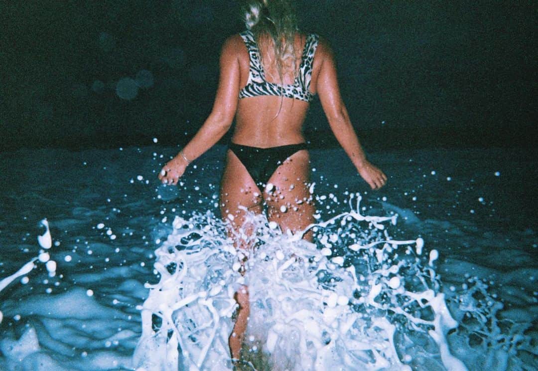 フェリシティー・パルマティアーのインスタグラム：「Ke Iki shore break on dark with my disposable camera 🤓」
