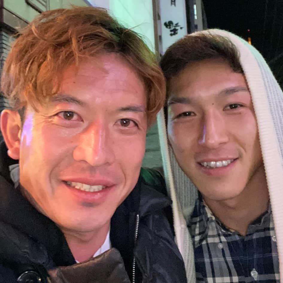 小林祐希のインスタグラム：「よしさん！18年間お疲れ様でした！ わざわざ東京に呼び出してすいません！笑 会えてよかったです！ よしさんの今後が楽しみです！ #太田吉彰　#小林祐希　#ジュビロ磐田」