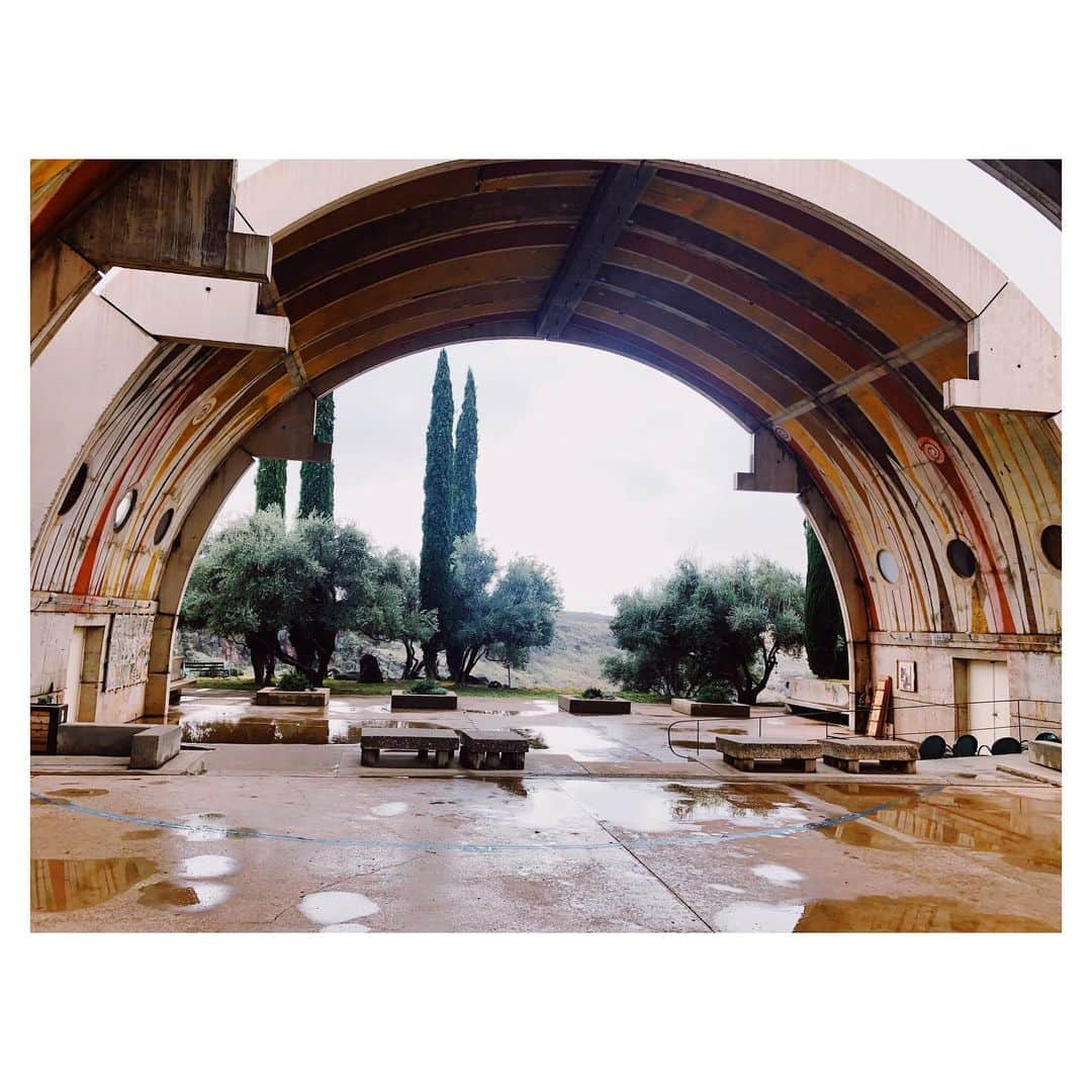 アポロジーさんのインスタグラム写真 - (アポロジーInstagram)「Arcosanti or the dream of a Arcology ... #paolosoleri thanks for your vision ...Super strong beautiful and interesting... Just concrete doesn't really love rain /// /// Paolo Soleri ou le rêve d'une architecture autonome et en communauté ... Pensée très actuelle Ça fait du bien d'écouter et de voir des projets de rêveur en action  @arcosantiarizona #arizona #architecture #architecturelovers #art #sustainable #dreamer #inspirational #brut #moderncraft」12月29日 10時41分 - olivia_cognet