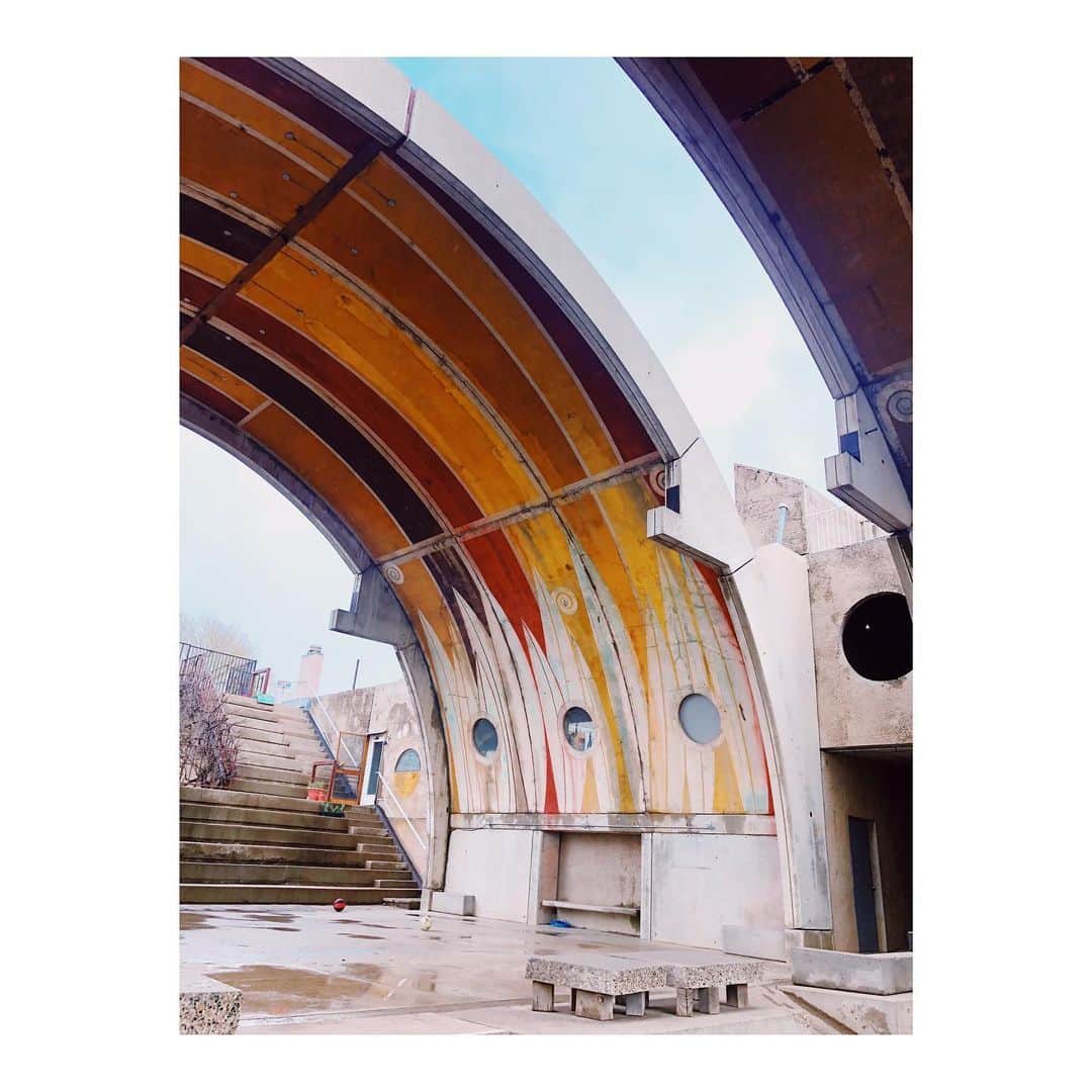のインスタグラム：「Arcosanti or the dream of a Arcology ... #paolosoleri thanks for your vision ...Super strong beautiful and interesting... Just concrete doesn't really love rain /// /// Paolo Soleri ou le rêve d'une architecture autonome et en communauté ... Pensée très actuelle Ça fait du bien d'écouter et de voir des projets de rêveur en action  @arcosantiarizona #arizona #architecture #architecturelovers #art #sustainable #dreamer #inspirational #brut #moderncraft」