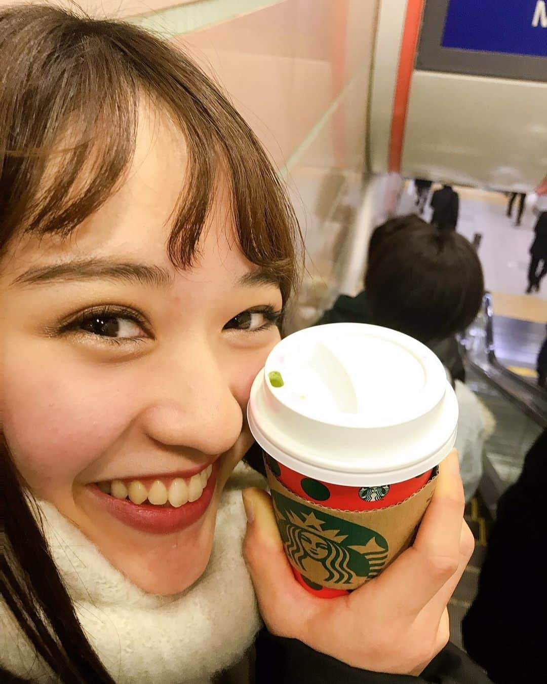 仲谷香春のインスタグラム：「クリスマスも終わり2019年もあと少しですね、、！ みんなクリスマスはなにしたのー？？ 私はスタバの抹茶のやつ飲みに行った☺︎ 前髪飛び散ってるのはスルーしてください。笑」