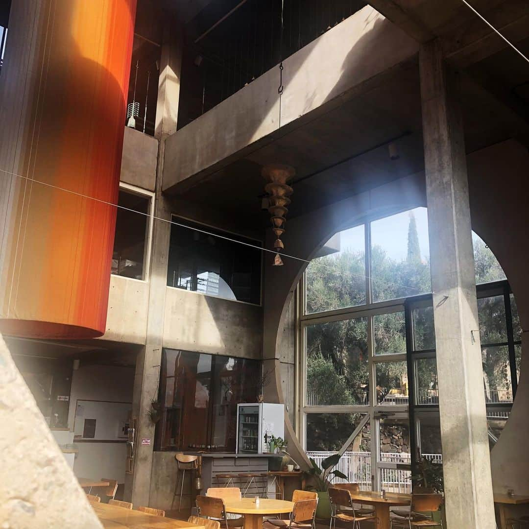 アポロジーさんのインスタグラム写真 - (アポロジーInstagram)「Arcosanti visit /// /// Arcosanti c'est par là la visite  Paolo Soleri ou le rêve d'une architecture autonome et en communauté ... Pensée très actuelle Ça fait du bien d'écouter et de voir des projets de rêveur en action  @arcosantiarizona #arizona #architecture #architecturelovers #art #sustainable #dreamer #inspirational #brut #moderncraft #paolosoleri」12月29日 10時44分 - olivia_cognet