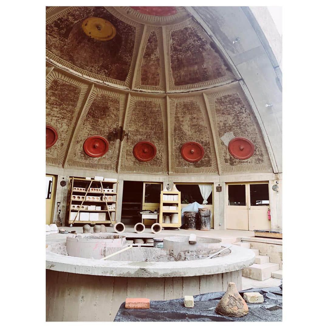 のインスタグラム：「Arcosanti visit /// /// Arcosanti c'est par là la visite  Paolo Soleri ou le rêve d'une architecture autonome et en communauté ... Pensée très actuelle Ça fait du bien d'écouter et de voir des projets de rêveur en action  @arcosantiarizona #arizona #architecture #architecturelovers #art #sustainable #dreamer #inspirational #brut #moderncraft #paolosoleri」