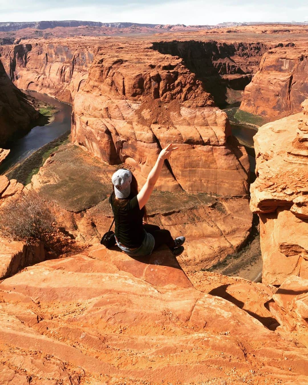 菊池沙都のインスタグラム：「また行きたい！Part3 :) Almost 3years ago. 📸2017.3.12 #memories#tbt#instagood #travel#landscape#view #horseshoebend#ホーシュベント #思い出グラム#旅スタグラム #旅行好き#旅#旅記録 #アメリカ旅行#アメリカ留学 #下手な英語はご愛敬 #写真見て浸って航空券とホテル調べて妄想旅✈️」