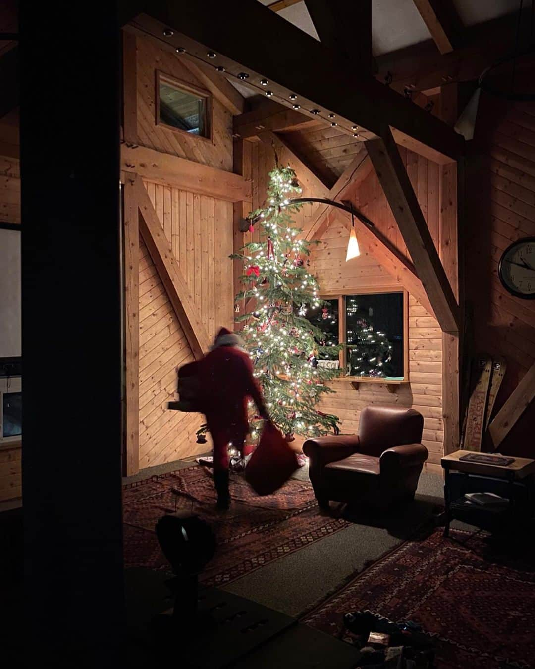 ケン・ブロックさんのインスタグラム写真 - (ケン・ブロックInstagram)「Some of my favorite random/artsy shots from my week-long holiday trip to @BaldfaceLodge with the family. From Santa delivering presents, to artsy tree shots, to an epic view of the lodge. This place delivers what any powder seeking art fiend is looking for. #artsyfartsy #SantaRice #BaldfaceLodge」12月29日 10時47分 - kblock43