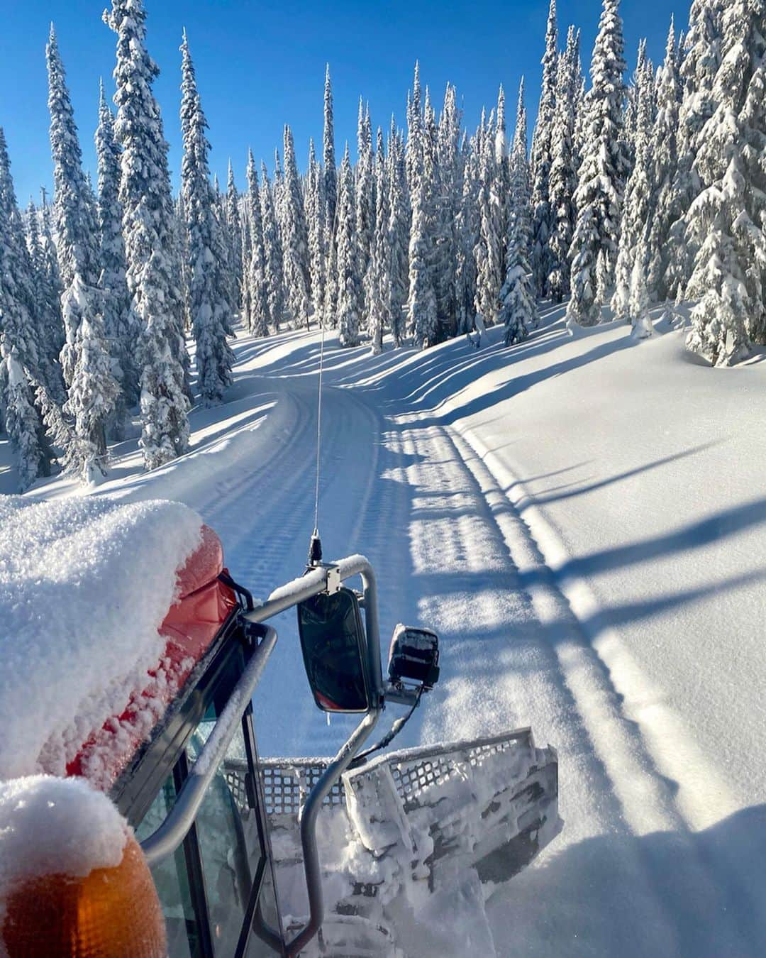 ケン・ブロックさんのインスタグラム写真 - (ケン・ブロックInstagram)「Some of my favorite random/artsy shots from my week-long holiday trip to @BaldfaceLodge with the family. From Santa delivering presents, to artsy tree shots, to an epic view of the lodge. This place delivers what any powder seeking art fiend is looking for. #artsyfartsy #SantaRice #BaldfaceLodge」12月29日 10時47分 - kblock43