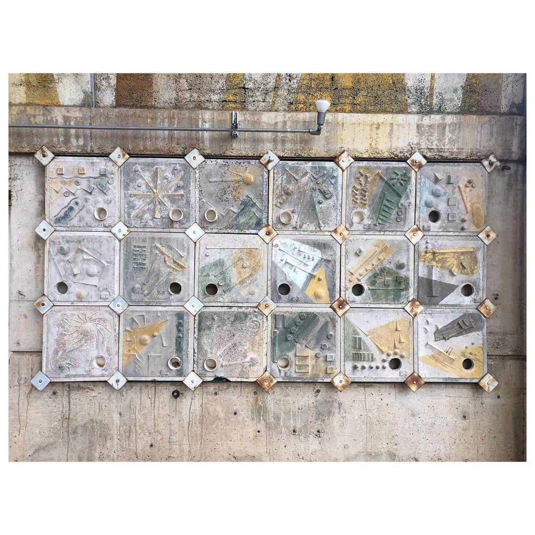 アポロジーさんのインスタグラム写真 - (アポロジーInstagram)「Very interesting textures for a ceramic wall, isn't it? /// /// Superbe intéressante texture pour un mur en céramique ... Inspirant non ?  Yes we bought a bell ! #arcosanti #wallart #art #sculpture #paolosoleri #moderncraft #arizona」12月29日 10時48分 - olivia_cognet