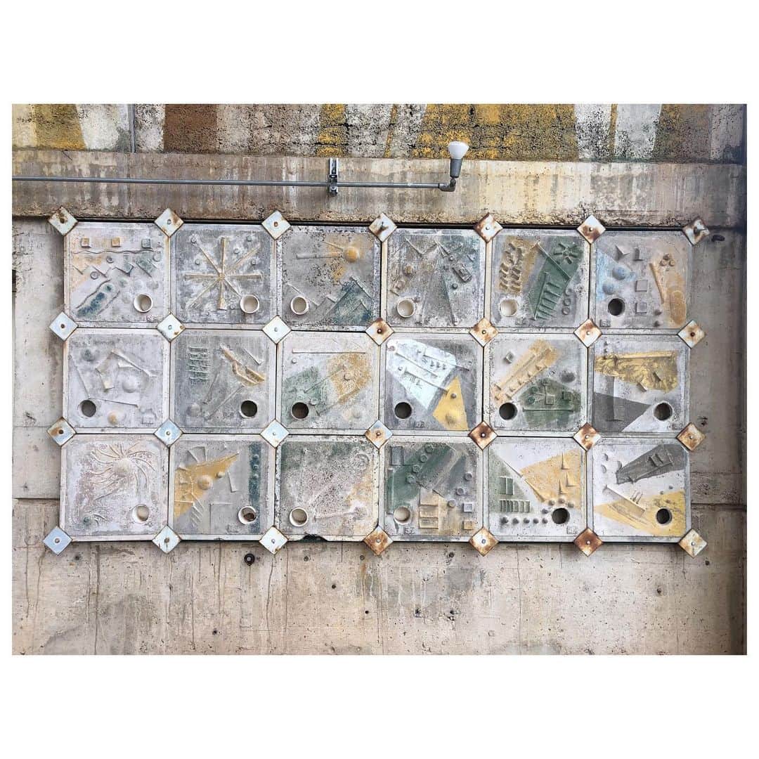 のインスタグラム：「Very interesting textures for a ceramic wall, isn't it? /// /// Superbe intéressante texture pour un mur en céramique ... Inspirant non ?  Yes we bought a bell ! #arcosanti #wallart #art #sculpture #paolosoleri #moderncraft #arizona」