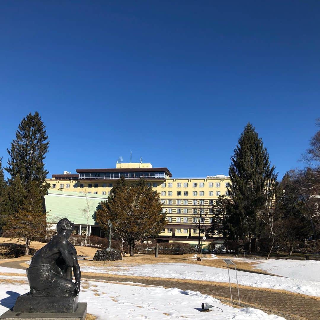 リゾートホテル蓼科さんのインスタグラム写真 - (リゾートホテル蓼科Instagram)「雲ひとつない晴天です☀️ 気温は氷点下ですが、日光の暖かさと冷えた空気が心地よいです🎵 先日降った雪はまだ解けずに残っています☃️」12月29日 10時52分 - resort_tateshina