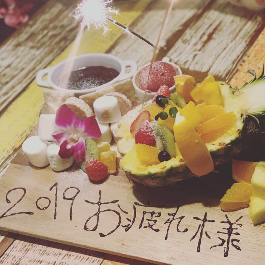 畑野ひろ子のインスタグラム：「仕事納めして @willgarden_official スタッフでお疲れ様会。 今年は、新たなクライアントさん達との出会いから大きな課題を頂き、感謝いっぱいの一年となりました。 そして、レッスンに参加してくださっている WILLチームの皆さまには、毎回温かい空気の中ワイワイと楽しいレッスン時間をありがとうございます！！ 来年も、新しい作品作りを楽しみにしていますので、スタッフ一同どうぞよろしくお願い致します🙇‍♀️」