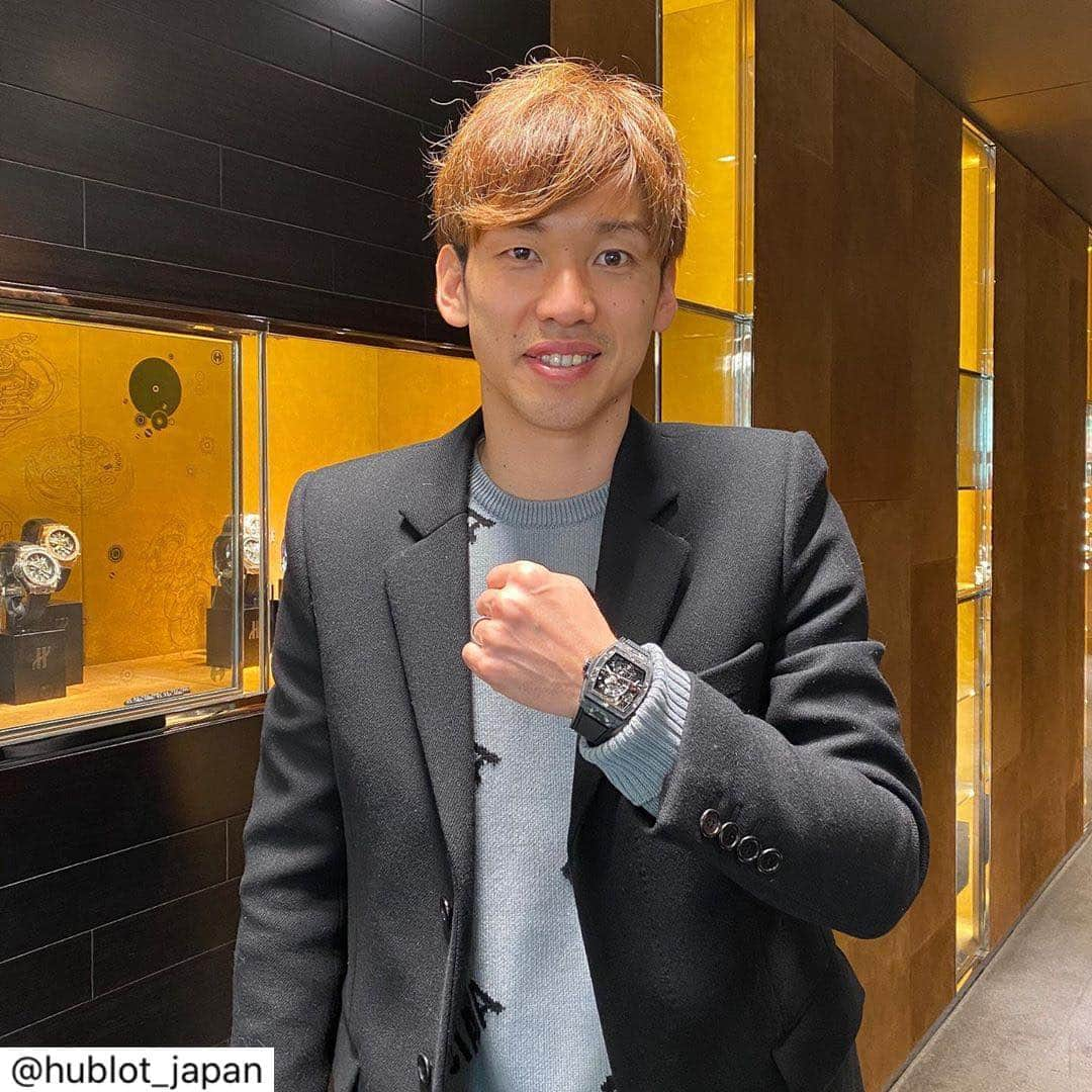 大迫勇也さんのインスタグラム写真 - (大迫勇也Instagram)「ウブロ銀座店へ行ってきました！！ ウブロフレンズの#大迫選手＠yuya_osakoがウブロブティック銀座に遊びに来てくれました！着用しているのは「スピリット　オブ　ビッグ・バン　トゥールビヨン カーボン ブラック」です。ブラックセラミックのクールなモデルが大迫選手にお似合いです！  #ウブロブティック銀座 📧ginza@hublot.com 📞03-3569-3600  #Hublot #ウブロ #watch #時計 #スピリットオブビッグバン #トゥールビヨン #ウブロブティック銀座」12月29日 11時13分 - yuya_osako