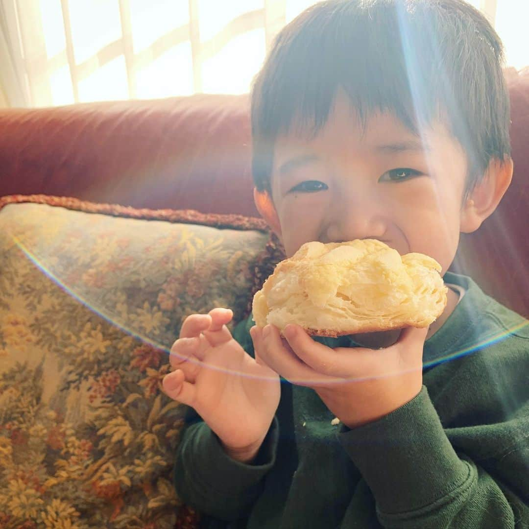 小堀ケネスのインスタグラム：「ディーン君大好物のメロンパン食べてハッピー！😋 Little Dean scarfing down his Melon Bread!😊 #notdrunk #littledean #bigeater #melonbread #happykid #ディーン君　#神戸#メロンパン#ハッピー  @mariakamiyama」