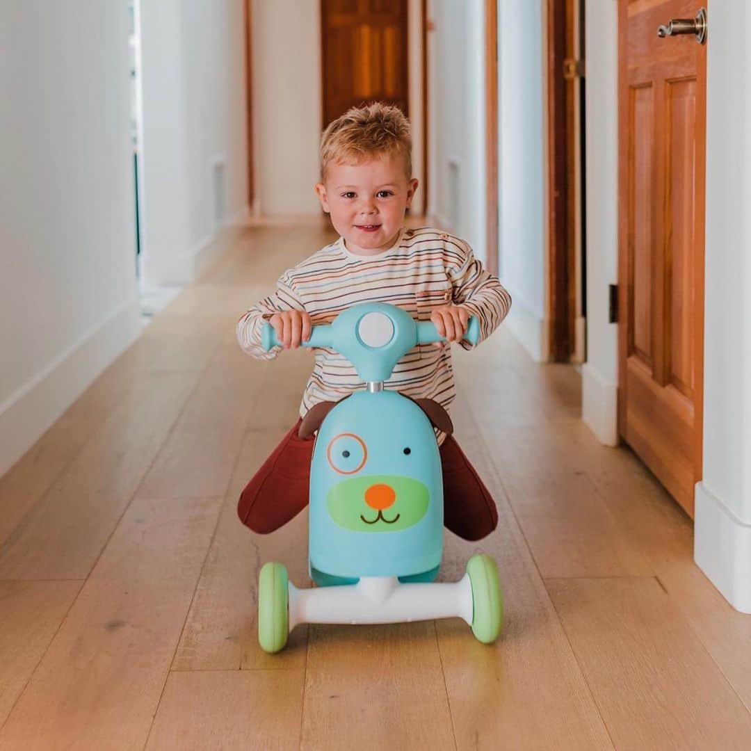 Skip Hopさんのインスタグラム写真 - (Skip HopInstagram)「Vroom! 🚗💨 Our Zoo 3-in-1 Ride On Toy is toddler-approved! 😃 Loving this shot by @navygraceblog of her son, Edison racing down their hallway! ❤️ #skiphopzoo #toddlertoy #rideontoy」12月29日 11時15分 - skiphop