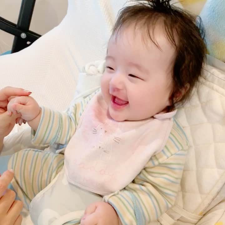 しほの涼のインスタグラム：「何が楽しいんだろうw😂😂 今日は珍しく夜中3回も起きました💦 え、これ夜泣き？😭 睡眠時間の質問あったので書いておきますね 大体21:30に寝て💤 4時授乳、8時半起きって感じです‼️ 良く寝る方だと思いますが、そのかわりに殆ど昼寝しません😓ミルクの後に30分くらい仮眠するくらいです😅😅 #笑神娘　#本日も大笑い#大笑い」