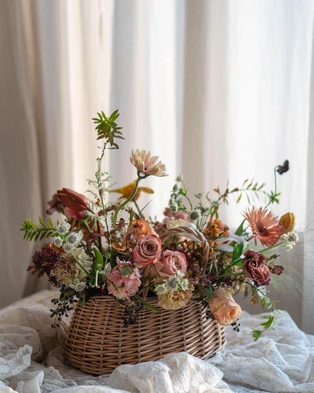 플로리스트 이주연 florist Lee Ju Yeonさんのインスタグラム写真 - (플로리스트 이주연 florist Lee Ju YeonInstagram)「. .  qingdao flower work shop 🖤 . flower basket . . #꽃바구니 #바네스꽃바구니  订花 WeChat ID vaness_flower 클래스상시모집 당일꽃주문가능 #수업문의 #주문예약 #lesson #Order  Katalk ID vaness52 WeChat ID vaness_flower E-mail vanessflower@naver.com . 강남구 역삼동608-16 📞02-545-6813 . #vanessflower #florist #flowershop #handtied #flowerlesson #花束 #花束包装 #바네스플라워 #플로리스트 #꽃다발 #부케 #플로리스트학원 #역삼역꽃집 #언주역꽃집 #플라워레슨 #꽃다발주문 #꽃수업 #꽃주문  #대관 #공간대여 #공간쉐어 #졸업식꽃다발 #웨딩부케 #bouquet」12月29日 11時25分 - vanessflower