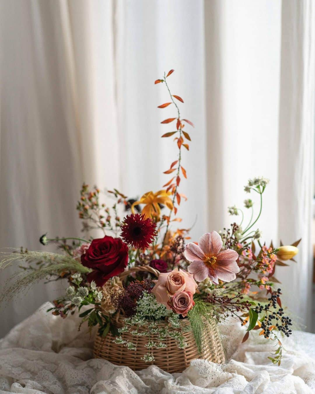 플로리스트 이주연 florist Lee Ju Yeonさんのインスタグラム写真 - (플로리스트 이주연 florist Lee Ju YeonInstagram)「. .  qingdao flower work shop 🖤 . flower basket . . #꽃바구니 #바네스꽃바구니  订花 WeChat ID vaness_flower 클래스상시모집 당일꽃주문가능 #수업문의 #주문예약 #lesson #Order  Katalk ID vaness52 WeChat ID vaness_flower E-mail vanessflower@naver.com . 강남구 역삼동608-16 📞02-545-6813 . #vanessflower #florist #flowershop #handtied #flowerlesson #花束 #花束包装 #바네스플라워 #플로리스트 #꽃다발 #부케 #플로리스트학원 #역삼역꽃집 #언주역꽃집 #플라워레슨 #꽃다발주문 #꽃수업 #꽃주문  #대관 #공간대여 #공간쉐어 #졸업식꽃다발 #웨딩부케 #bouquet」12月29日 11時25分 - vanessflower