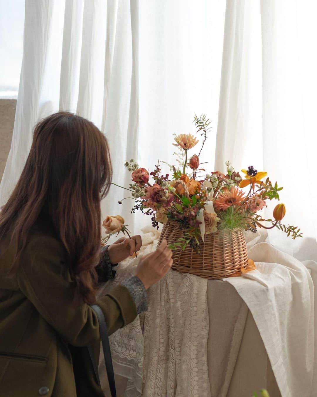 플로리스트 이주연 florist Lee Ju Yeonさんのインスタグラム写真 - (플로리스트 이주연 florist Lee Ju YeonInstagram)「. .  qingdao flower work shop 🖤 . flower basket . . #꽃바구니 #바네스꽃바구니  订花 WeChat ID vaness_flower 클래스상시모집 당일꽃주문가능 #수업문의 #주문예약 #lesson #Order  Katalk ID vaness52 WeChat ID vaness_flower E-mail vanessflower@naver.com . 강남구 역삼동608-16 📞02-545-6813 . #vanessflower #florist #flowershop #handtied #flowerlesson #花束 #花束包装 #바네스플라워 #플로리스트 #꽃다발 #부케 #플로리스트학원 #역삼역꽃집 #언주역꽃집 #플라워레슨 #꽃다발주문 #꽃수업 #꽃주문  #대관 #공간대여 #공간쉐어 #졸업식꽃다발 #웨딩부케 #bouquet」12月29日 11時25分 - vanessflower