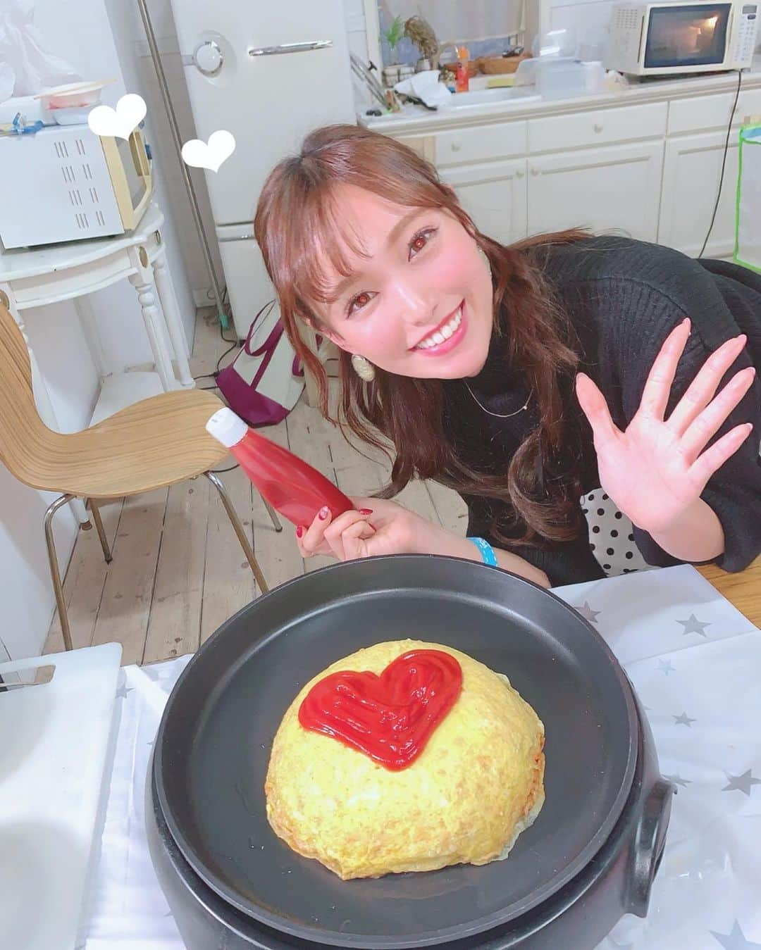 引地裕美さんのインスタグラム写真 - (引地裕美Instagram)「スワイプしてね❣️➠➠➠ . . おいしくなぁれ もえもえきゅん💋 オムライス🍴🥚💕 . 動画のテンションの高さは ケチャップで描いたハートが上手に描けすぎたから❤️ . . ホットプレートに置いてある理由は 大きすぎて置く場所がなかったからだよ🥰 . 最近よく台所に立つなぁー偉いなぁー😋 . . #引地裕美 #モデル #rq #レースクイーン #얼스타그램 #照片 #粉我 #オムライス」12月29日 11時32分 - yuumihikichi