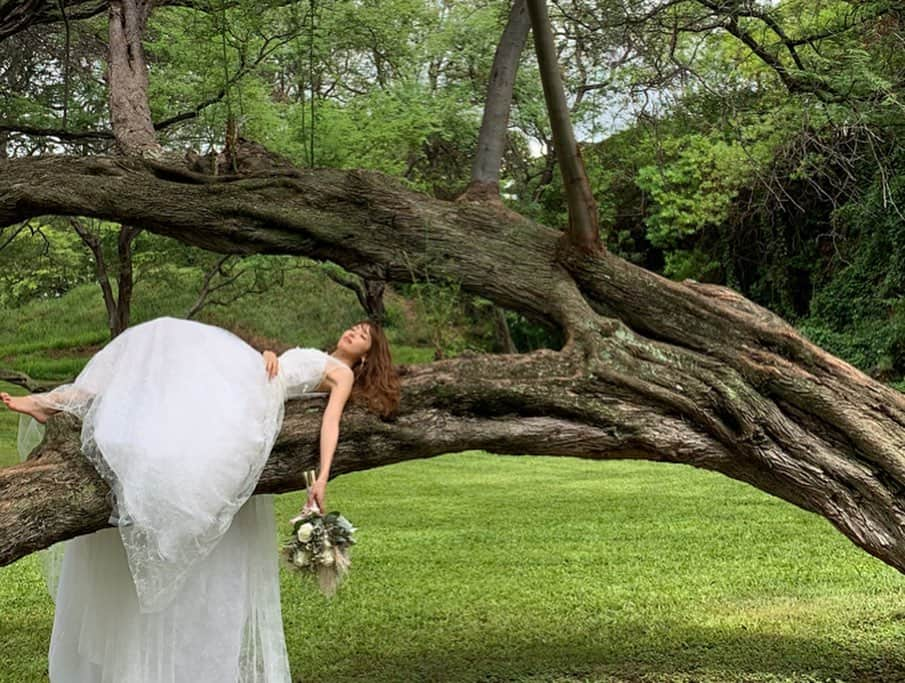 舟山久美子（くみっきー）さんのインスタグラム写真 - (舟山久美子（くみっきー）Instagram)「今年は色々と濃い一年でした☺️💫 アメブロと、LINEブログでも2019年まとめ書いてみたので、良かったらみてください♡ . 今年は、一言で言ったら『繋』かな。 今までの事が繋がりはじめたしこれからに繋ぐために動いた一年。 みんなはどんな一年だったかな？☺️💫？？ . 写真整理しながら想いで浸り中です。昔は振り返る余裕も無かったなぁ😅 . この写真は @betterhalf_hawaii  さんに撮っていただいた前撮り写真の一部☺︎🌺💋 . #ウェディング　#ウェディングドレス #ウェディングヘア #ウェディングフォト #前撮り　#wedding #weddingdress #プレ花嫁」12月29日 11時36分 - kumikofunayama