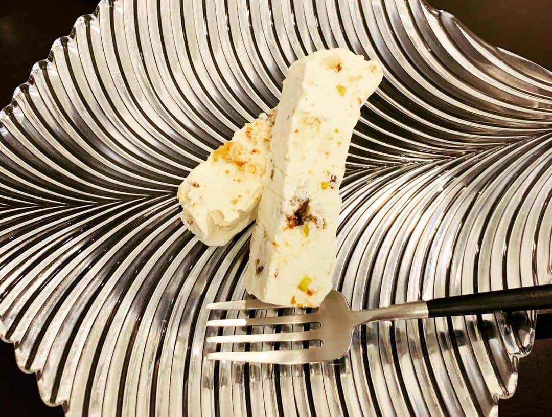 稲葉千秋さんのインスタグラム写真 - (稲葉千秋Instagram)「やっと行けました😭✨ 念願の…OMBRA💕 うまいもんツアーロケでは 食べられていないので、 食べたくて仕方ありませんでした😆✨ ＊ ＊ 前菜は彩りよくお洒落な盛り付け♪ 少しずついろいろ食べられて幸せ😍 ＊ ＊ パスタは2種類✨ クリーミーで濃厚チーズが絶妙なパスタと、 トマトベースのニンニクが効いたパスタ⭐️ どちらも素晴らしいおいしさ😆 ＊ ＊ デザートはお洒落な手作りアイス✨  他にポークステーキも頂きました💓 ＊ ＊ 満席でお忙しそうだったので お店の方とは写真が撮れず… またお邪魔したいと思います💕 ＊ ＊ #うまいもんツアー紹介店 #青森市筒井 #本格イタリアン #ombra #絶品ぐるめ  #2枚目の写真のライトがハート型に #なんだかハッピィ」12月29日 11時40分 - chakey_15