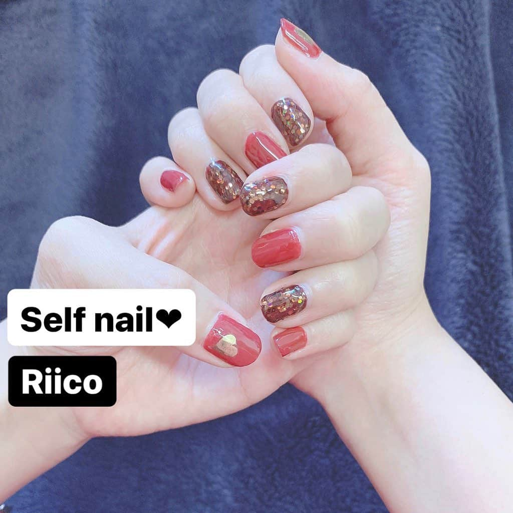 Riicoさんのインスタグラム写真 - (RiicoInstagram)「久々のself nailっ💅🏻💫 ワインレッドとココアと キラキラとハート❤︎ やっぱり冬はこの2色が落ち着く好き！ 爪綺麗にするとほんっと テンション上がる🥰 ( nailのデザインも自己案✌︎ ) 年末楽しむぞ--❤️ ・ 2019色んなことがあったけれども何よりいちばんはみんなに感謝の気持ちです。 たくさんの応援本当ありがとうでした😊 みなさん良いお年をですっ♪( ๑¨̮ )!! ・ ・ #セフルネイル  #ネイル #ジェルネイル #2019ありがとうございました 🙇🏻‍♀️ #良いお年を 🎍✨」12月29日 11時42分 - riico123ta