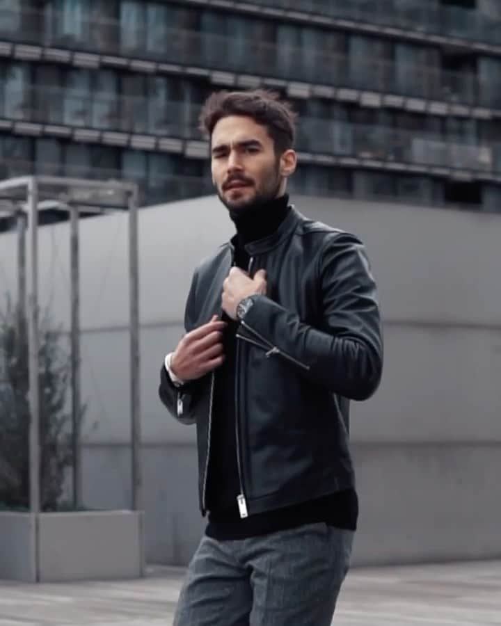 NICOLAS SIMOESのインスタグラム：「mixer mouvement et élégance au rythme de la journée @boss #StartYourJourney #ThisIsBoss #BossWatches ⏱ 🎥 @matthieuklf」
