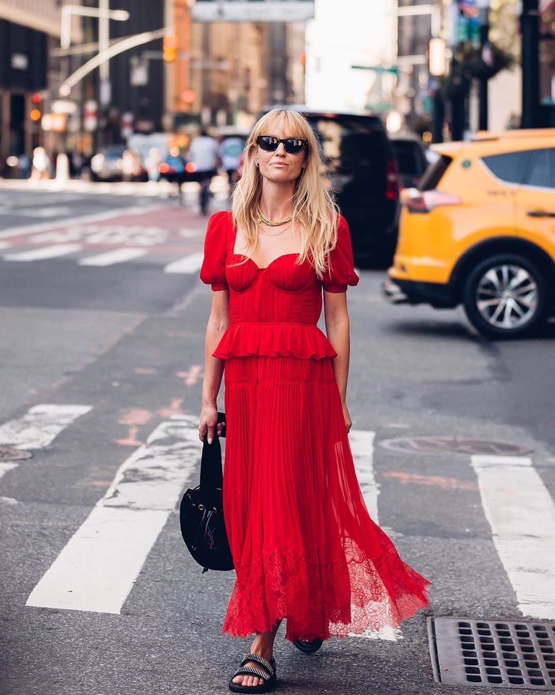Fashion Weekのインスタグラム：「Lady in red. 💃 Street style stars know how to take over #NYC. Photo by @moeez for @nyfw.」