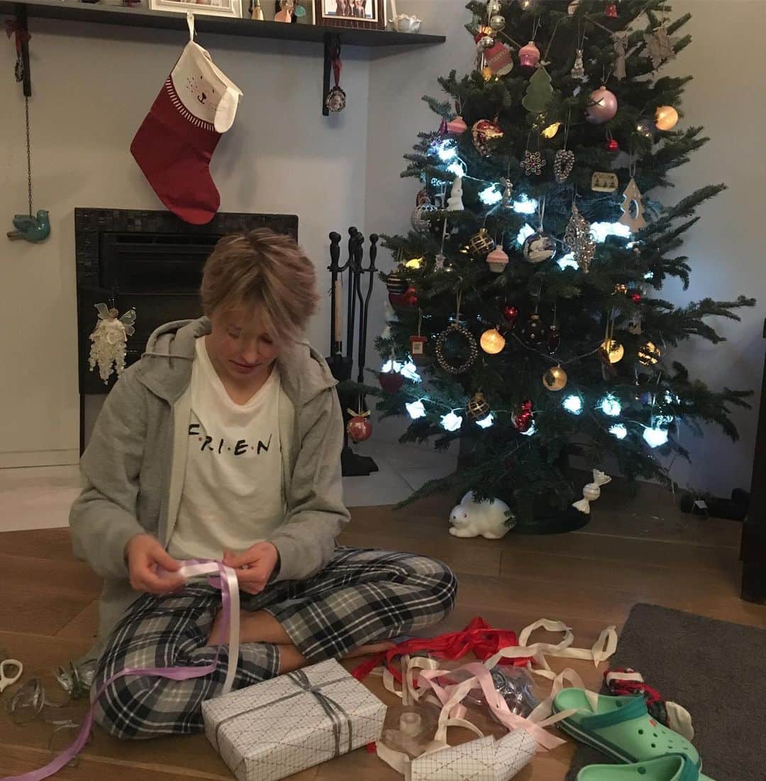 オクサナ・カザコワのインスタグラム：「Елка... Подарки... Почти готовы к 2020 🎄🍾💃」