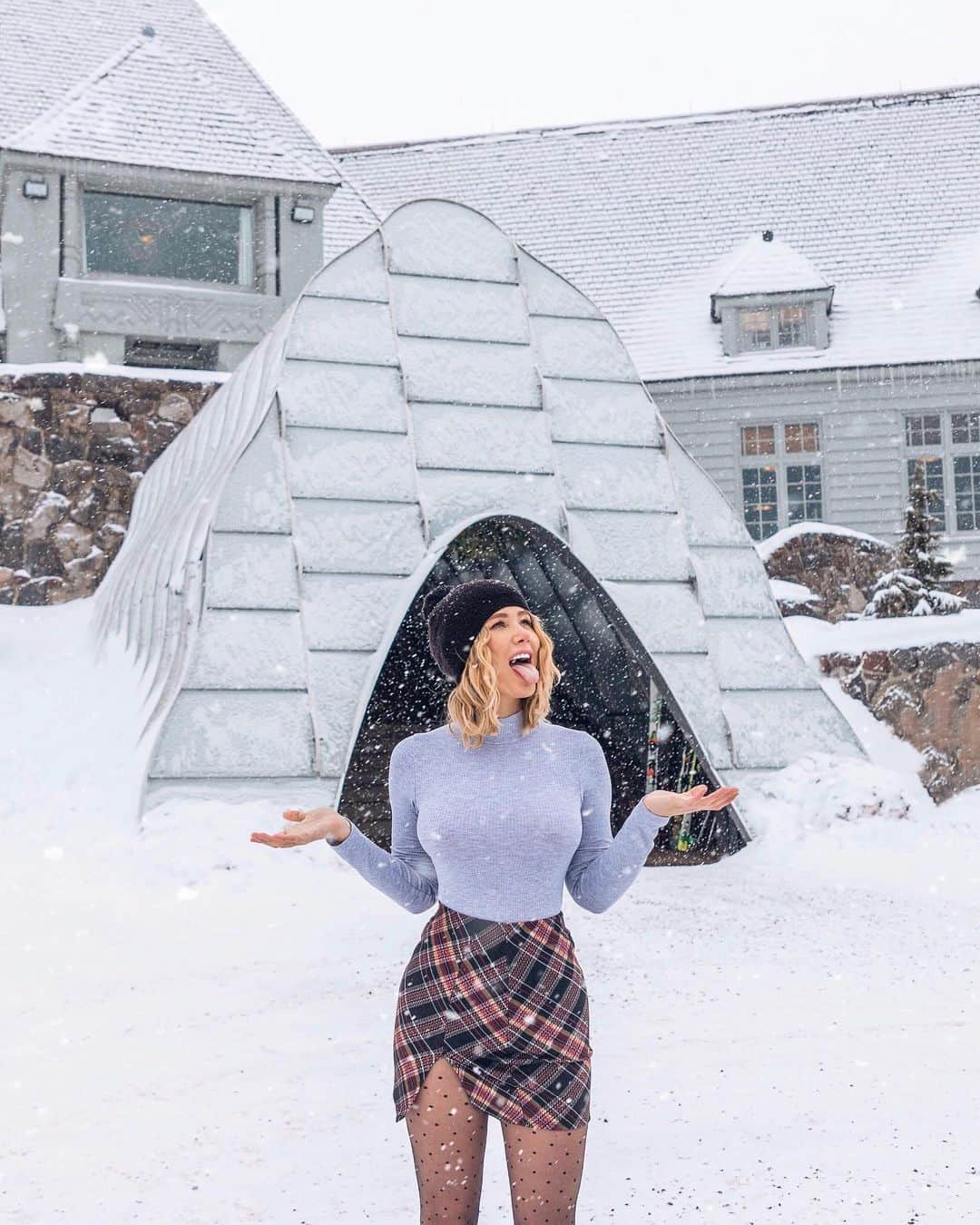 サラ・ジーン・アンダーウッドさんのインスタグラム写真 - (サラ・ジーン・アンダーウッドInstagram)「Wearing @fashionnova (ad) 🤗 Traded our tiny cabin for a huge lodge, and the pouring rain for some snow ❄️ . Bodysuit “Dana bodysuit” Skirt “Kenzie mini skirt” . #novababe #winterfashion #ootd」12月29日 3時13分 - saraunderwood