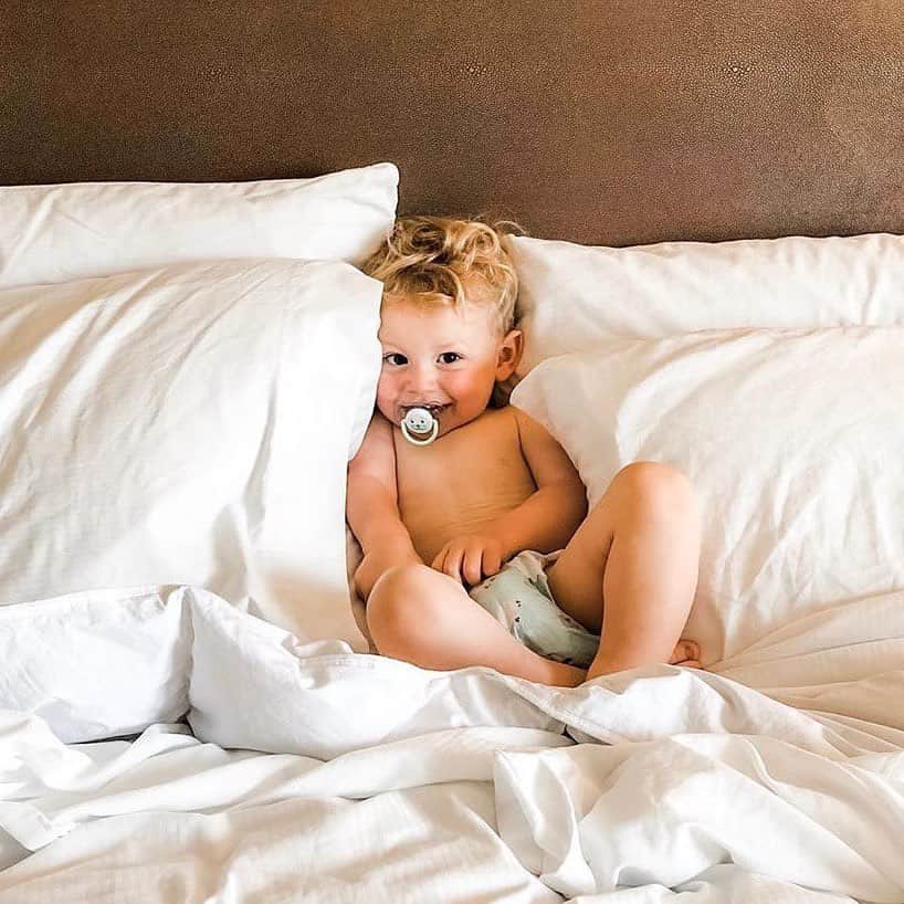 The Honest Companyさんのインスタグラム写真 - (The Honest CompanyInstagram)「Waking up happy & dry 🙌 Our overnights diapers are designed with a super-absorbent core that provides up to 12 hours of leak protection for a blissful night’s sleep. 😴  OG parents, we want to hear from you - how did you get your babe to sleep through the night? Drop your tips below 👇 #ThatsHonest #HonestCompany rg | @linenandlittles」12月29日 3時29分 - honest