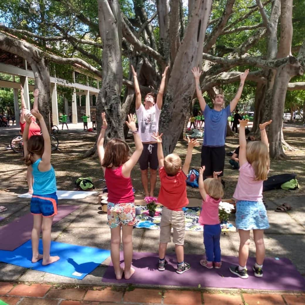 Ricardo Baldinさんのインスタグラム写真 - (Ricardo BaldinInstagram)「Fun moments at the north shore side of São Paulo with old and new friends, gave birth to 2019 🌴February I decided to give myself a bday gift and went to Miami for a Yoga teacher training 🧎🏽 where I got to learn a lot about myself and Yoga of course, and meet her, who would change my life forever, @isabellapitaki 🧚🏼I then went for a quick trip to Morrocco, my first time in Africa 🐪 to then join her in Mexico for a month full of adventures and spiced mangoes 🥭🌶 Went back to Brazil and went on a trip to the Amazon, first time ever for me on the north part of Brazil and meeting wild river dolphins 🐬 followed by a visit to Bahia, Curitiba and Garopaba.  I joined her in magical and crazy Rio, and watched innumerable sunsets from the window 🌅 then... We got pregnant 🤰🏻! We went to Italy where we got host a small retreat at Damanhur and then Belgium, a new country for me, with delicious chocolates and friends. We even got to fly on a helicopter over Brussels 🚁 ! Back in São Paulo I learned Yoga for kids and gave two open classes in different city parks, this one in the picture was on children’s day 🧘‍♀️ We visited Chapada dos Veadeiros for a week and this last picture was from our future daughter’s first shots, still in the womb of mommy, at a quiet waterfall.  Such a wonderful year, full of challenges and teachings, experiences and new beginnings. I’m very thankful for every moment and I can’t wait for what 2020 has to bring. Much love to all of you. May we all be happy and free 🙏🏽」12月29日 3時25分 - rbaldin