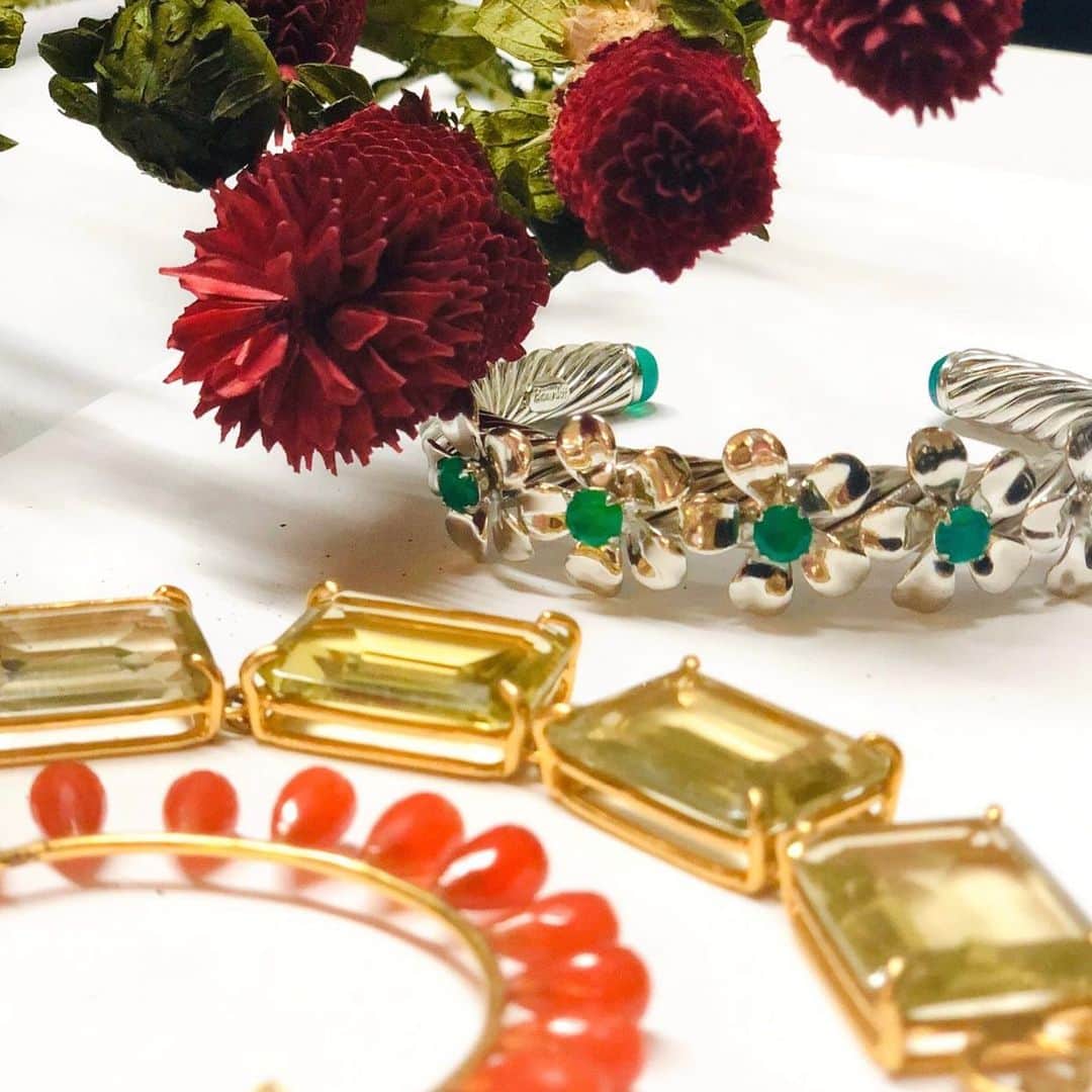バウンキットさんのインスタグラム写真 - (バウンキットInstagram)「We can’t get enough of this beautiful season ! #giving #holidayseason #lemonquartz #carnelianjewelry #hoops #hoopearrings #joyas #madeinnyc #semipreciousstones #bangles #necklace #earrings #lifestyle」12月29日 3時30分 - bounkitnyc