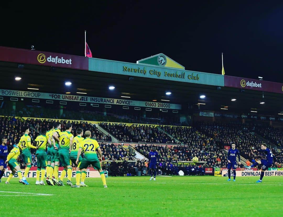 トッテナム・ホットスパーFCさんのインスタグラム写真 - (トッテナム・ホットスパーFCInstagram)「📸 @chriseriksen8’s free-kick draws us level but Norwich regain the lead. We keep pushing... Come on you Spurs! #COYS #THFC」12月29日 4時04分 - spursofficial