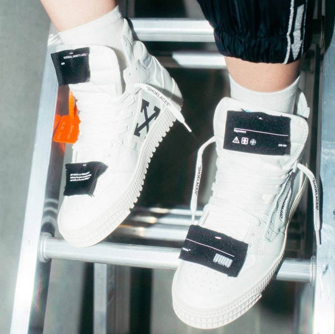 OFF-WHITE C/O VIRGIL ABLOHさんのインスタグラム写真 - (OFF-WHITE C/O VIRGIL ABLOHInstagram)「Off-White™ off-court sneakers in white now available at @off___white__vancouver store」12月29日 4時01分 - off____white