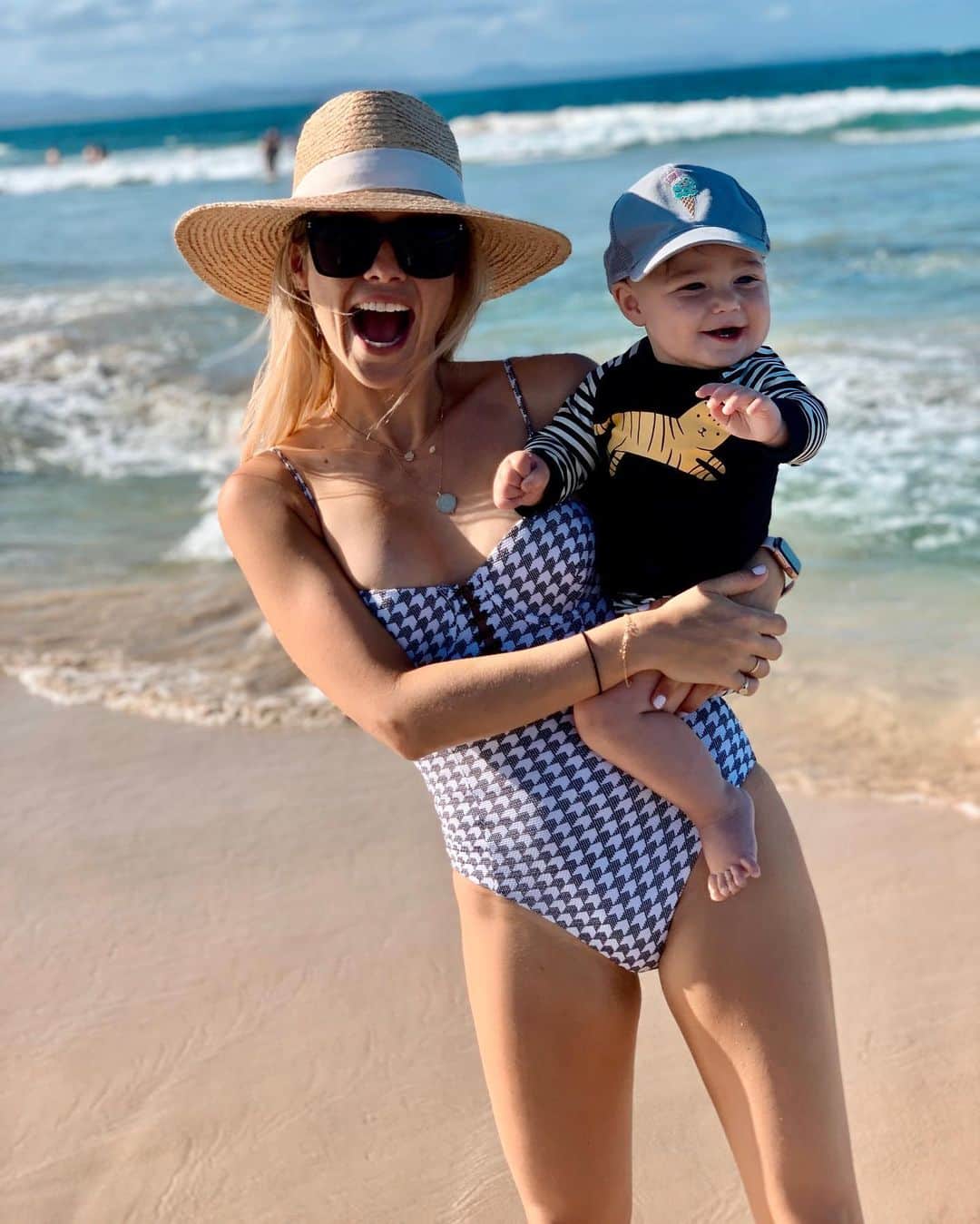 クレア・ホルトのインスタグラム：「Beach bums」