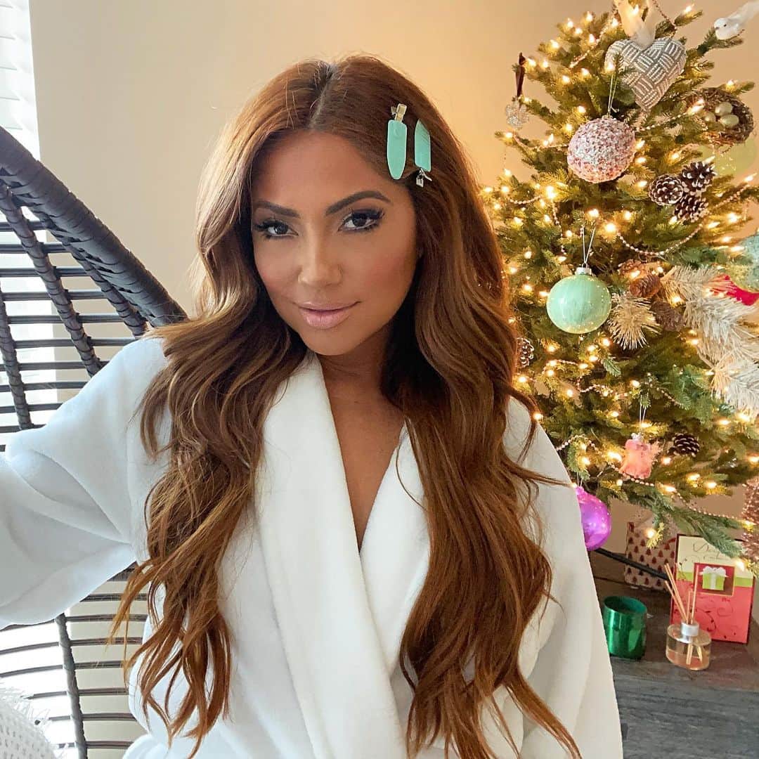 ジェシカ・バーチアーガのインスタグラム：「My 4 year old nephew came over for Christmas and said “auntie Jess why is your tree so small 🤔” 🦦🤷🏽‍♀️ (btw swipe 👈🏽what a difference a ring light makes huh 🤯) Makeup: @antonioglam Lashes by: @jes_adrianna  Clips from @aanddinnovation」