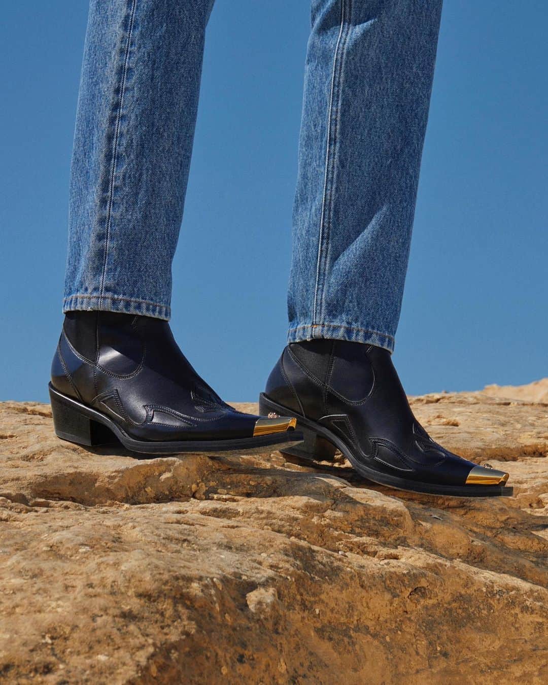 ジャンニヴェルサーチさんのインスタグラム写真 - (ジャンニヴェルサーチInstagram)「Crafted from supple leather with western-inflected stitching, cowboy boots are enriched with bold metal toe caps. Find #VersaceCruise20 accessories at the link in bio.」12月29日 5時14分 - versace