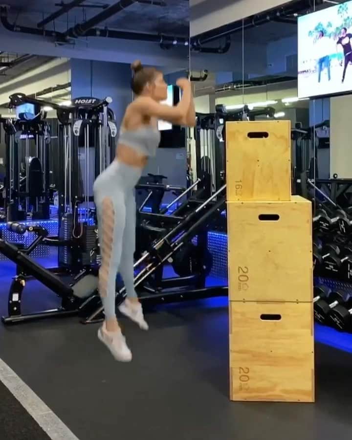 Hannah Stockingのインスタグラム：「Jumping into 2020 like... 😤🤘 @mackfit」