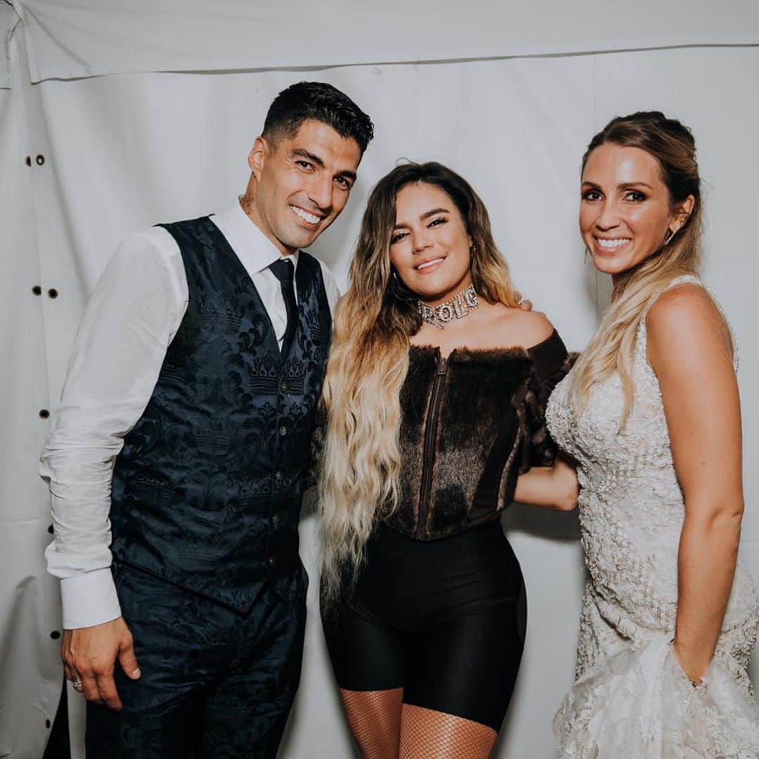 ソフィア・バルビのインスタグラム：「Gracias @karolg por acompañarnos esta noche tan especial para nosotros, y por mostrarnos que ademas de ser una gran artista sos mejor persona.  Y gracias a vos @anuel_2blea por regalarnos estos momentos inolvidables!  Merecen todo lo que les pasa!」